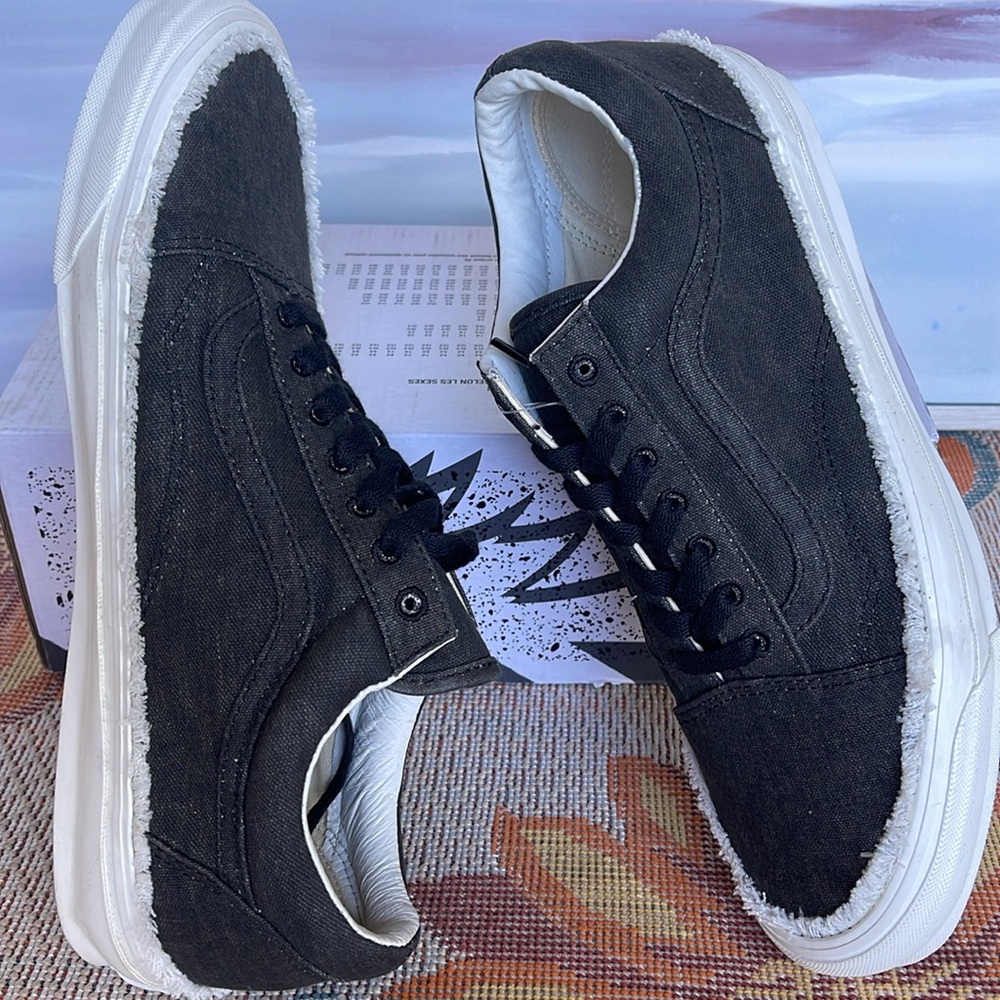 Vans Men’s 0g Old Skool Low
Raw Edge Black
VN0A5FBEBLK
Sneakers - Picture 11 of 16